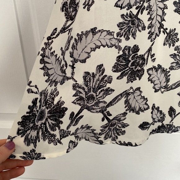 NWOT ASTR The Label mini dress with v-neck and statement sleeves. - Picture 4 of 16